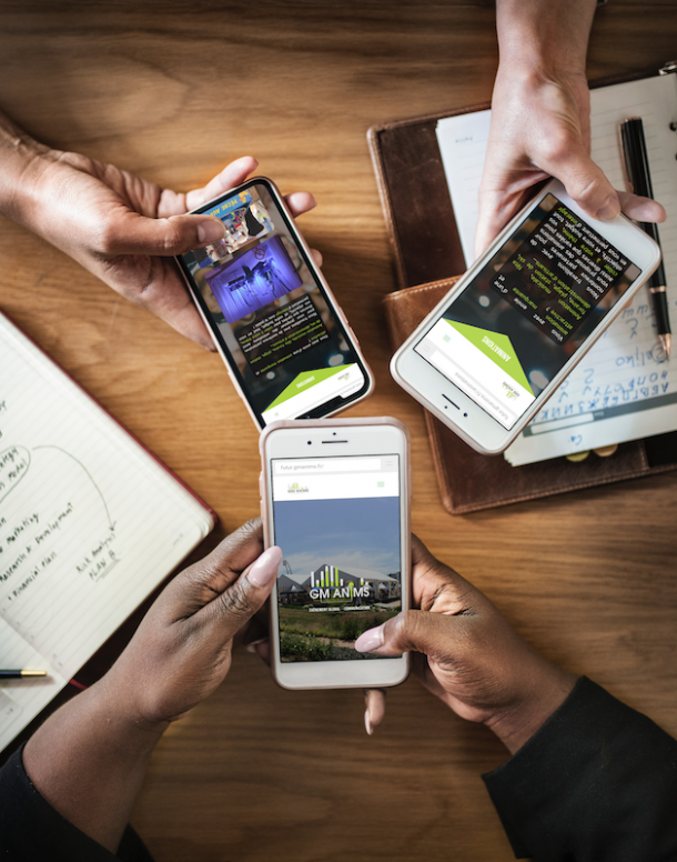 Deux smartphones vus de dessus
