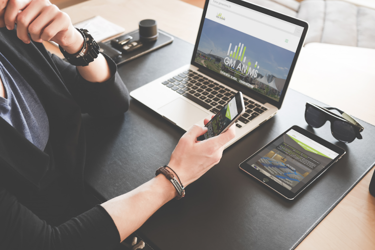Ordinateur portable, smartphone et tablette affichant le nouveau site